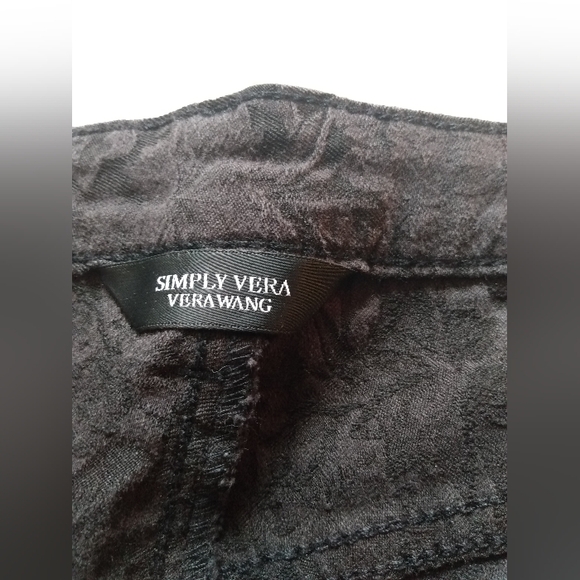 NWOT Simply Vera by Vera Wang woman's size 8 black floral pattern denim capris - Picture 6 of 7